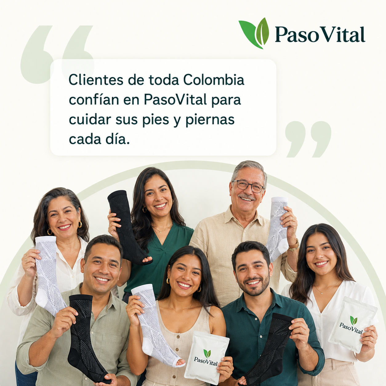 Clientes de Colombia sosteniendo calcetines de compresión PasoVital